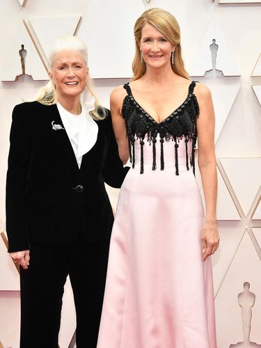 HOLLYWOOD, CALIFORNIA - FEBRUARY 09: (L-R) Diane Ladd and Laura Dern attend the 92nd Annual Academy Awards at Hollywood and Highland on February 09, 2020 in Hollywood, California.   Amy Sussman/Getty Images/AFP (Photo by Amy Sussman / GETTY IMAGES NORTH AMERICA / Getty Images via AFP)