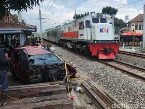 Saksi Mata Ungkap Detik-detik KA Bangunkarta Tabrak Mobil-Motor di Sleman