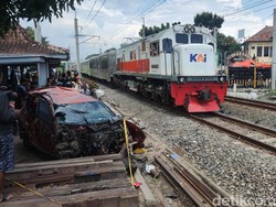 Saksi Mata Ungkap Detik-detik KA Bangunkarta Tabrak Mobil-Motor di Sleman