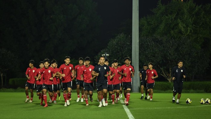 Sejumlah pesepak bola Timnas Indonesia U-17 mengikuti latihan resmi jelang laga Grup H Piala Dunia U-17 di Lapangan latihan Stadion Al Thumama, Doha, Qatar, Senin (3/11/2025). Latihan tersebut sebagai persiapan jelang pertandingan melawan Timnas Zambia U-17 pada Selasa (4/11) di Aspire Zone, Qatar. ANTARA FOTO/Bayu Pratama S/rwa.