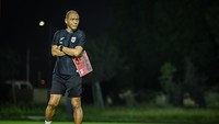 Pelatih Timnas Indonesia U-17 Nova Arianto mengamati anak asuhnya saat latihan resmi. Foto: ANTARA FOTO/Bayu Pratama S