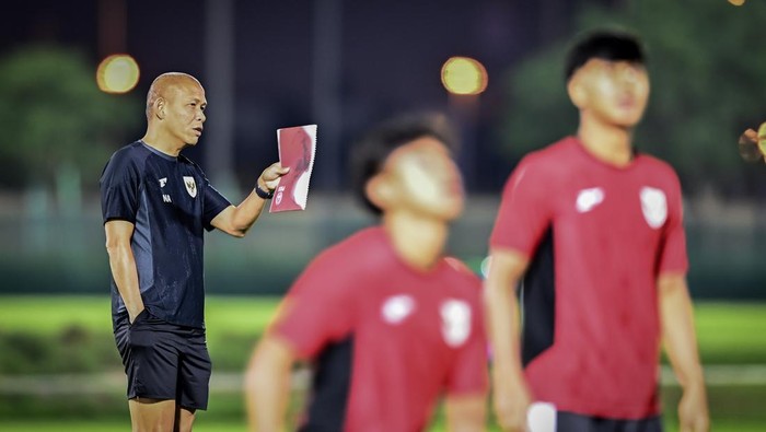 Pelatih Timnas Indonesia U-17 Nova Arianto (kiri) memberikan arahan kepada anak asuhnya saat latihan resmi jelang laga Grup H Piala Dunia U-17 di Lapangan latihan Stadion Al Thumama, Doha, Qatar, Senin (3/11/2025). Latihan tersebut sebagai persiapan jelang pertandingan melawan Timnas Zambia U-17 pada Selasa (4/11) di Aspire Zone, Qatar. ANTARA FOTO/Bayu Pratama S./rwa.