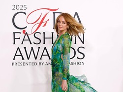 Amber Valletta Ulang Momen Viral Gaun Ikonis Versace yang Dipakai J.Lo