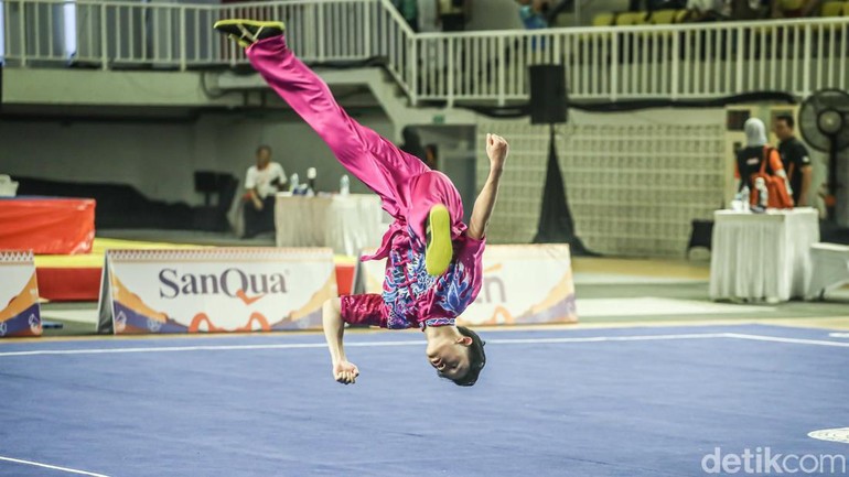 Setiap hentakan kaki, ayunan tangan, serta lompatan akrobatik mereka disambut tepuk tangan meriah dari tribun penonton.