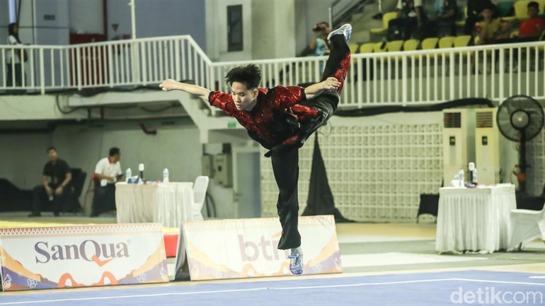 Atlet Wushu Kategori Chang Quan Putra tampil dalam ajang Pekan Olahraga Pelajar Nasional (Popnas) 2025, di GOR Universitas Negeri Jakarta (UNJ), Rawamangun, Jakarta Timur, Selasa (4/11/2025).
