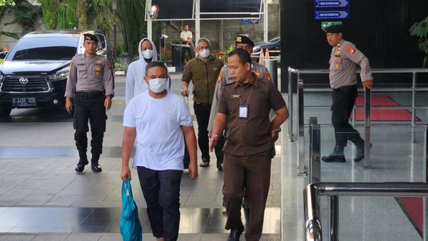 Momen Gubernur Riau Abdul Wahid Tiba di Gedung KPK Usai Terjaring OTT