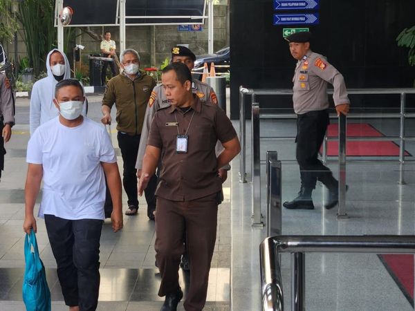 Momen Gubernur Riau Abdul Wahid Tiba di Gedung KPK Usai Terjaring OTT