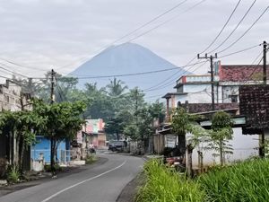 Erupsi Lagi, Semeru Luncurkan Abu Vulkanik Setinggi 800 M Pagi Ini