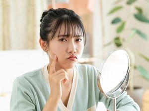 Makeup Sering Crack dan Menggumpal? Ini 8 Penyebabnya yang Jarang Disadari