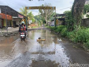 Protes Jalan Terendam Air, Warga Minta Benih Ikan ke Bupati Lobar