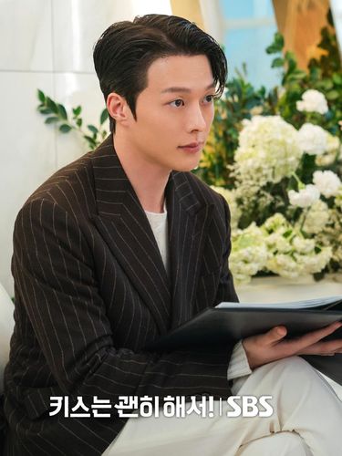 Jang Ki Yong akan comeback akting melalui drama Korea Dynamite Kiss yang tayang pada November 2025.