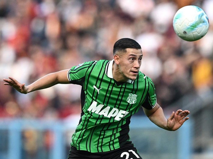 SASSUOLO, ITALY - OCTOBER 26: Jay Idzes of Sassuolo in action during the Serie A match between US Sassuolo Calcio and AS Roma at Mapei Stadium Citta del Tricolore on October 26, 2025 in Sassuolo, Italy. (Photo by Image Photo Agency/Getty Images)