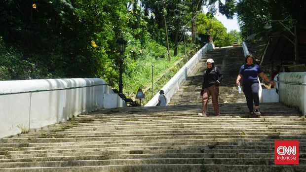 Jenazah Raja Keraton Surakarta, SISKS Pakubuwana (PB) XIII akan ditandu melewati hampir 500 anak tangga untuk menuju lokasi peristirahatan terakhirnya di salah satu dalam kompleks makam Pajimatan Imogiri, Bantul, DIY.