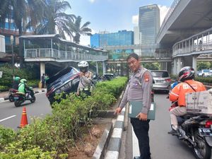 Fortuner di Jl Rasuna Said Jaksel Pindah Jalur lalu Tabrak Innova