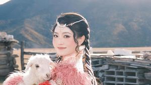 Potret Cantik Natasha Wilona Bergaya ala Warlok Saat Liburan di China