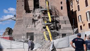 Menara Abad ke-13 di Roma Runtuh Saat Proses Restorasi