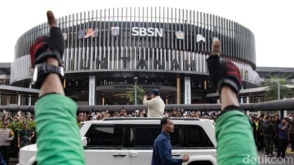 Momen Prabowo Sapa Ojol-Anker Usai Resmikan Stasiun Tanah Abang Baru