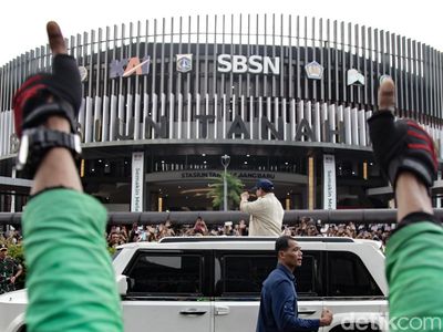 Momen Prabowo Sapa Ojol-Anker Usai Resmikan Stasiun Tanah Abang Baru
