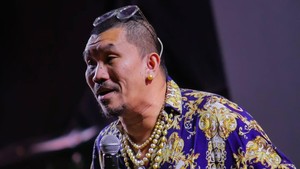 Mongol Stres Selalu Nyentrik dengan Mutiara: Aksesori Gak Ada Jenis Kelamin