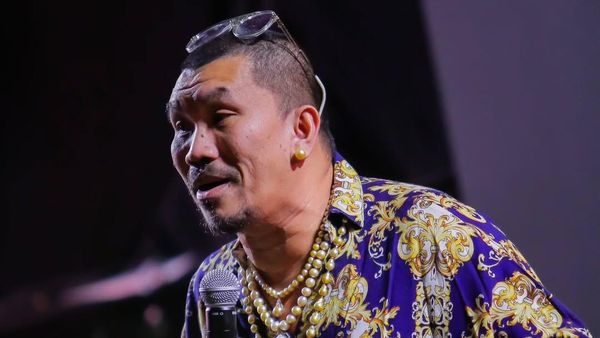 Mongol Stres Selalu Nyentrik dengan Mutiara: Aksesori Gak Ada Jenis Kelamin