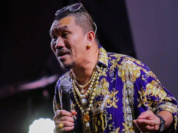 Mongol Stres Selalu Nyentrik dengan Mutiara: Aksesori Gak Ada Jenis Kelamin