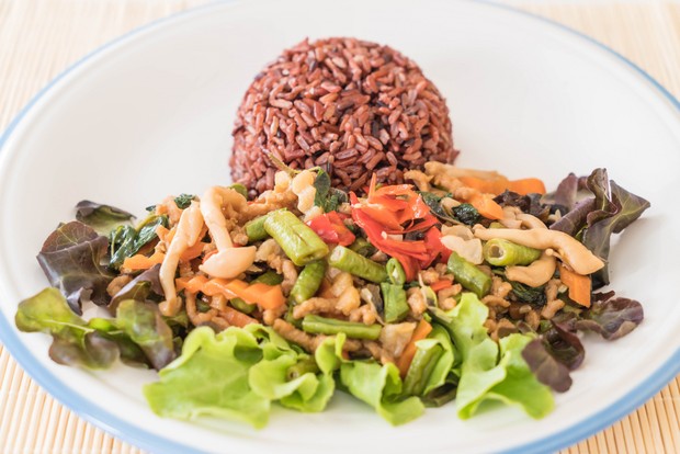 Nasi Merah, Ayam Lada Hitam dan Tumis Brokoli Wortel/ Foto: Freepik.com/topntp26 Nasi merah dengan ayam lada hitam serta tumis brokoli wortel menjadi perpaduan sempurna untuk menu bekal siang yang lezat dan bergizi. Kombinasi rasa gurih, pedas, dan segar ini menghadirkan sensasi makan siang anti monoton yang tetap menyehatkan.