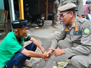 Uluran Tangan Kemanusiaan Satpol-PP Indramayu untuk ODGJ