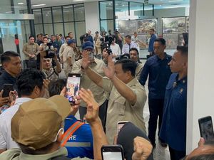 Momen Prabowo Sapa-Selfie Bareng Warga Sebelum Naik KRL di Stasiun Manggarai