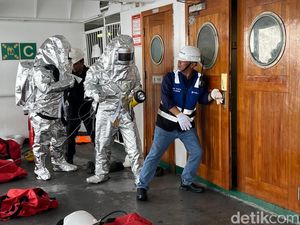 Melihat Simulasi Penanganan Kebakaran di Kapal ala PT Pelni