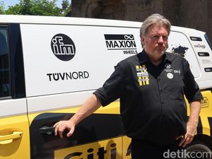 Kisah Bule Pemecah Rekor 5 Bulan Naik Mobil Listrik dari Jerman ke Bali