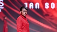 Saeruroh, Penjual Sosis Naik Runway Jadi Model Bareng Dian Sastro-Eva Celia