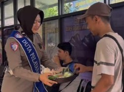 Polantas Menyapa, Satlantas Polres Kudus Berbagi Makanan ke Wajib Pajak
