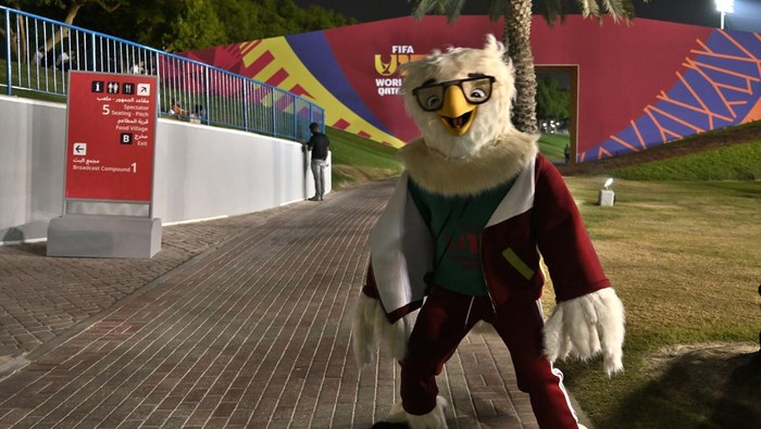 Suporter Timnas Indonesia U-17 meneriakan yel-yel di area lapangan 7 Aspire Zone sebelum laga Piala Dunia U-17 di Doha, Qatar, Selasa (4/11/2025). Timnas Indonesia U-17 akan bertanding melawan Zambia dalam laga kualifikasi Grup H Piala Dunia U-17 di Qatar. ANTARA FOTO/Bayu Pratama S