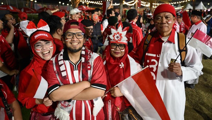 Suporter Timnas Indonesia U-17 meneriakan yel-yel di area lapangan 7 Aspire Zone sebelum laga Piala Dunia U-17 di Doha, Qatar, Selasa (4/11/2025). Timnas Indonesia U-17 akan bertanding melawan Zambia dalam laga kualifikasi Grup H Piala Dunia U-17 di Qatar. ANTARA FOTO/Bayu Pratama S