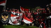 Dengan mengenakan atribut merah putih dan membentangkan bendera kebanggaan, para pendukung tak henti-hentinya meneriakkan yel-yel penyemangat bagi tim kesayangan mereka. ANTARA FOTO/Bayu Pratama S