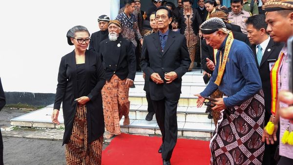 Sri Sultan Hamengkubuwono X Melayat Raja Paku Buwana XIII di Solo