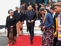 Momen Sultan HB X Melayat PB XIII di Keraton Solo