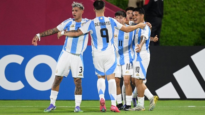DOHA, QATAR - NOVEMBER 03: Ramiro Tulian of Argentina celebrates scoring his teams first goal with team mates during the FIFA Under-17 World Cup match between Argentina and Belgium at Aspire Academy on November 03, 2025 in Doha, Qatar. (Photo by Jurij Kodrun - FIFA/FIFA via Getty Images)