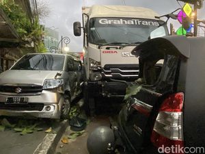Truk Tronton Hantam 4 Mobil di Jalan Ahmad Yani Sukabumi