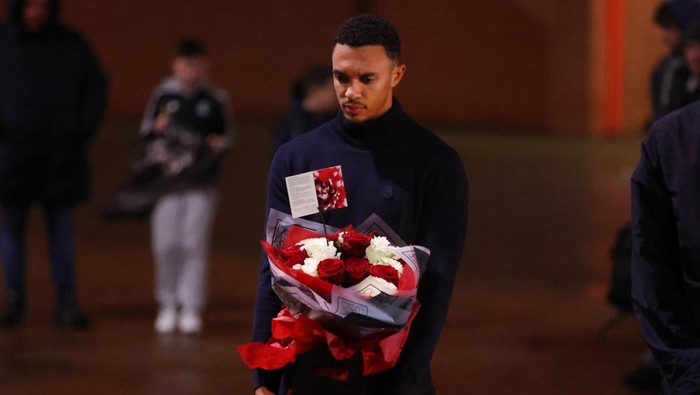 Soccer Football - UEFA Champions League - Real Madrid pay tribute to Diogo Jota - Anfield, Liverpool, Britain - November 3, 2025 Real Madrids Trent Alexander-Arnold lays a wreath for former teammate Diogo Jota at his memorial outside Anfield Action Images via Reuters/Ed Sykes