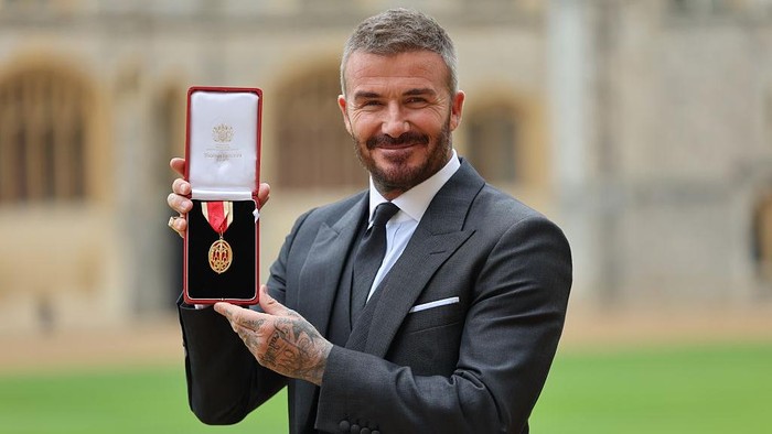 WINDSOR, ENGLAND - NOVEMBER 4: Sir David Beckham poses with his wife Lady Victoria after he was made a Knight Bachelor at an investiture ceremony at Windsor Castle on November 4, 2025 in Windsor, England. (Photo by Andrew Matthews - Pool/Getty Images)