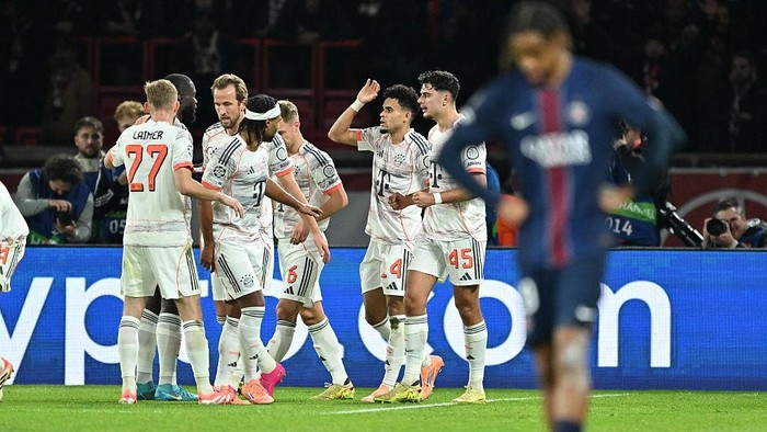 PARIS, FRANCE - NOVEMBER 04: Luis Diaz (14) of FC Bayern Munich celebrates with his teammates after scoring a goal during the of UEFA Champions League first round day 4 football match between Paris Saint-Germain and FC Bayern Munich at Parc des Princes in Paris, France on November 04, 2025. (Photo by Mustafa Yalcin/Anadolu via Getty Images)