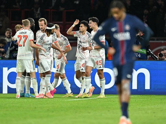 PARIS, FRANCE - NOVEMBER 04: Luis Diaz (14) of FC Bayern Munich celebrates with his teammates after scoring a goal during the of UEFA Champions League first round day 4 football match between Paris Saint-Germain and FC Bayern Munich at Parc des Princes in Paris, France on November 04, 2025. (Photo by Mustafa Yalcin/Anadolu via Getty Images)