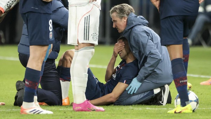 PARIS, FRANCE - NOVEMBER 4: Seriously injured, Achraf Hakimi of PSG has to leave the pitch during the UEFA Champions League 2025/26 League Phase MD4 football match between Paris Saint-Germain (PSG) and FC Bayern Munich at Parc des Princes stadium on November 4, 2025 in Paris, France. (Photo by Jean Catuffe/Getty Images)