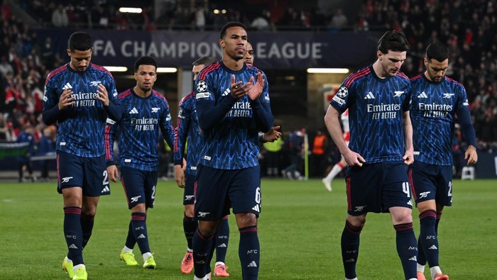 PRAGUE, CZECH REPUBLIC - NOVEMBER 04: Gabriel Magalhaes of Arsenal claps the fans before the UEFA Champions League 2025/26 League Phase MD4 match between SK Slavia Praha and Arsenal FC at Eden Arena on November 04, 2025 in Prague, Czech Republic. (Photo by David Price/Arsenal FC via Getty Images)
