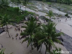 Banjir Lahar Gunung Semeru Jebolkan Tanggul Sungai Regoyo Sepanjang 150 Meter