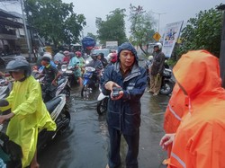 Wali Kota Eri Tinjau Sejumlah Titik Banjir di Surabaya