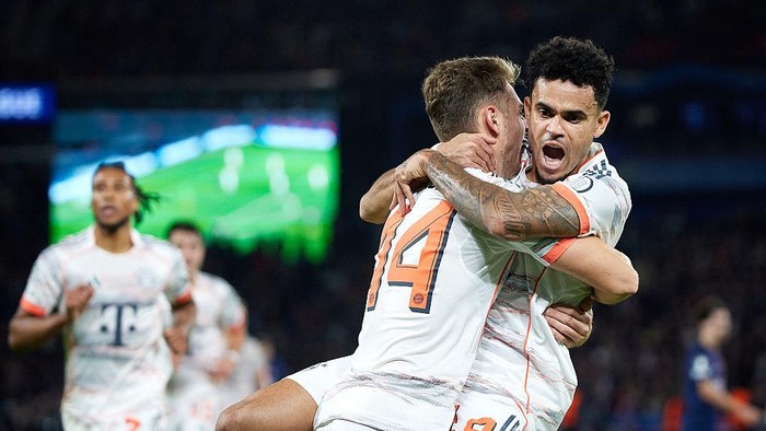 PARIS, FRANCE - NOVEMBER 04: Luis Diaz of FC Bayern München celebrates after scoring their sides second goal with his teammate Josip Stanisic of FC Bayern München during the UEFA Champions League 2025/26 League Phase MD4 match between Paris Saint-Germain and FC Bayern München at Parc des Princes on November 04, 2025 in Paris, France. (Photo by Sport News/Quality Sport Images/Getty Images)