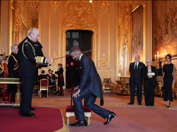 David Beckham Terima Gelar dari Raja Charles III, Brooklyn Tak Hadir