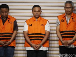 Gubernur Riau Tersangka Jatah Preman Rp 7 M, Rumah di Jaksel Disegel!